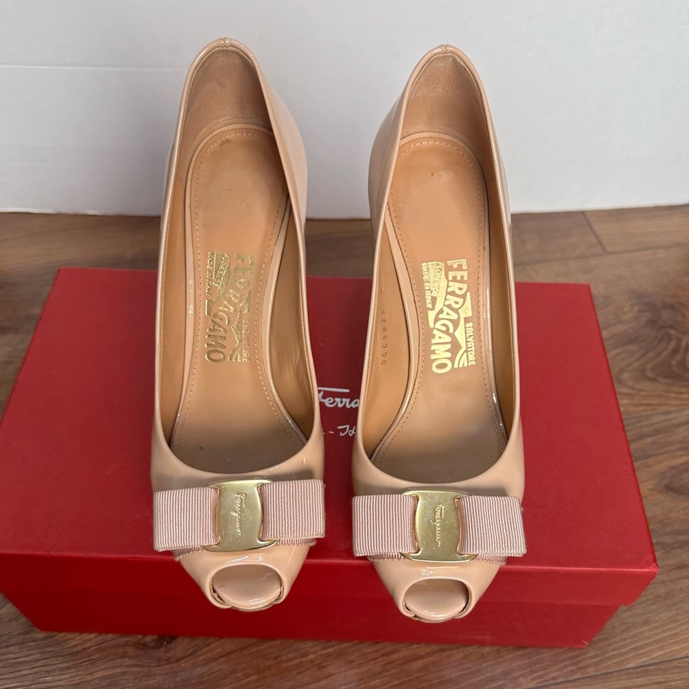 Salvatore Ferragamo Vara Patent Leather Designer Shoes Heels Bow Beige Size 6B